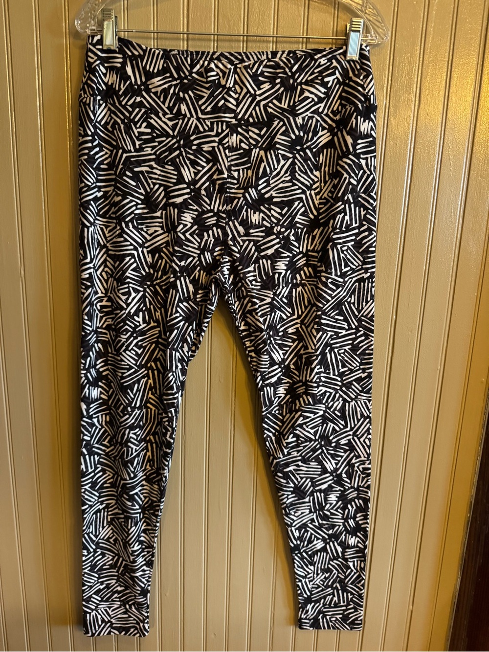 New LuLaRoe Black and White Abstract Stripe Leggings tall & curvy